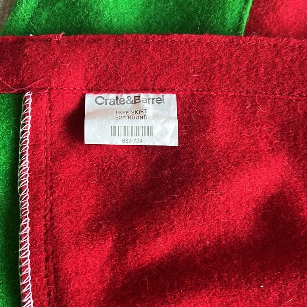CRATE & BARREL 52 Inches Round Tie Close Red/Ivory Jolly Tree Skirt Wool Blend